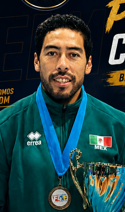Retrato del Coach Pedro Ceballos con medalla, chamarra de la Selección Mexicana y trofeo de campeón